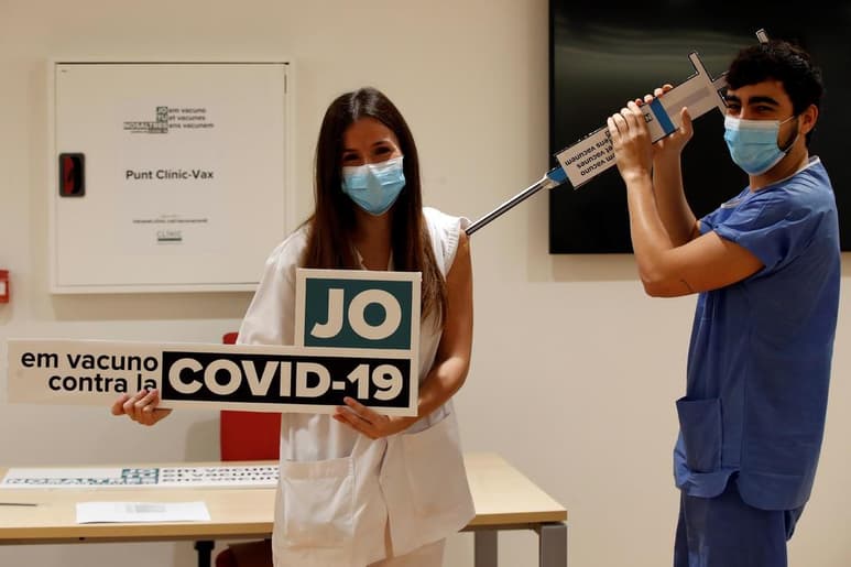 Aun cuando muchos países han lanzado campañas de vacunación contra el COVID-19, es muy improbable que este año se alcance la inmunidad colectiva, advirtió el lunes la Organización Mundial de la Salud. (ARCHIVO)