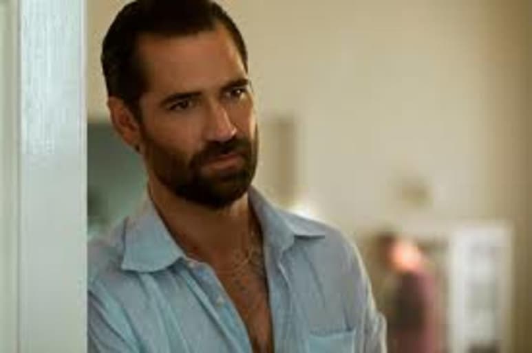 El actor mexicano Manuel García-Rulfo aterrizará en Netlix con la serie 'The Lincoln Lawyer', inspirada en la saga de novelas criminales de Michael Connelly. (Especial)