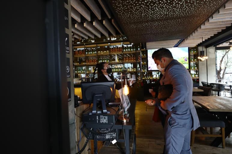 Empleados de restaurantes abrieron sus puertas, desoyendo las advertencias del Gobierno de la Ciudad de México.