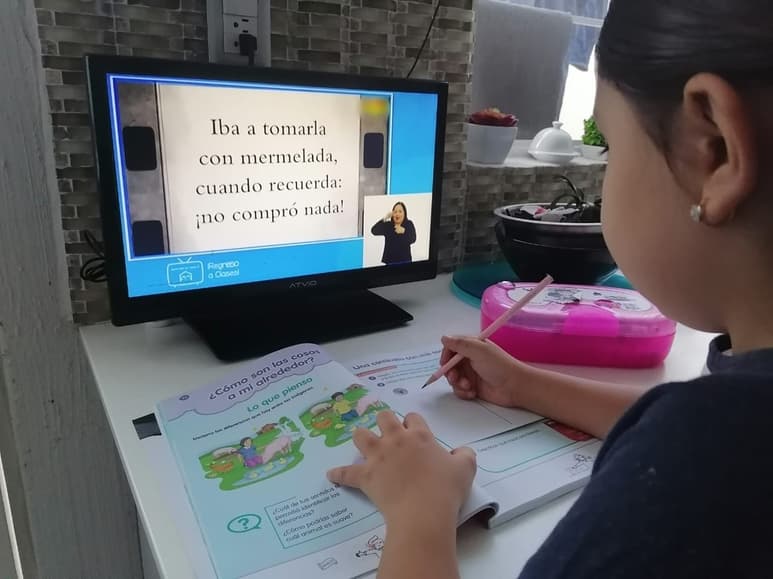 Miles de estudiantes de nivel básico y medio superior retomaron ayer las clases bajo el modelo Aprende en Casa del Gobierno federal.