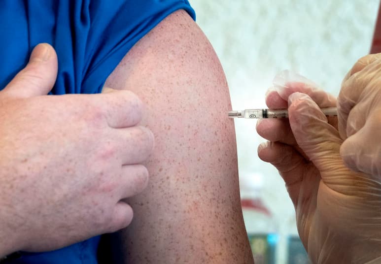 La Agencia Europea del Medicamento (EMA), con sede en Ámsterdam, reconoció este martes que algunos de los documentos sobre las vacunas del COVID-19, robados durante un ataque cibernético el pasado diciembre, han sido filtrados en internet de forma ilegal, lo que supone una violación de 'datos de terceros'. (ARCHIVO)
