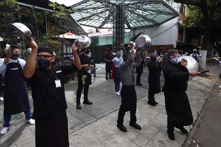 '¿Qué opinan sobre abrir los restaurantes y sobre el movimiento #AbrimosOMorimos de los dueños de negocios en CDMX?', menciona la pregunta de la encuesta del empresario. (ARCHIVO)