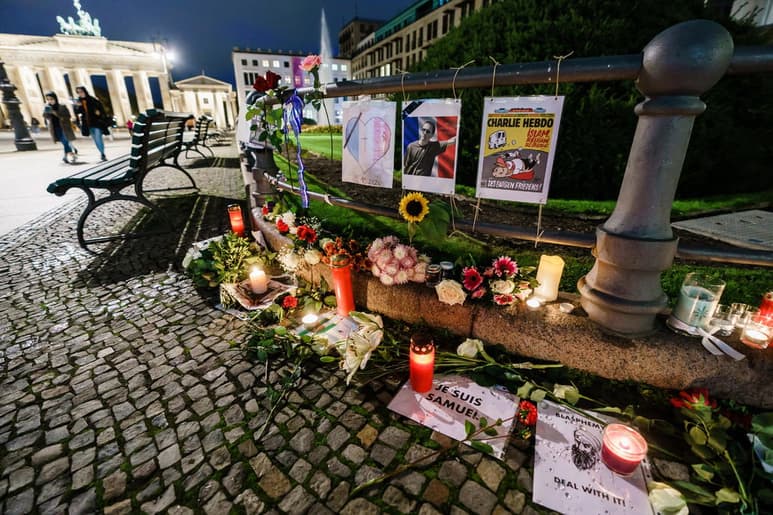 La policía antiterrorista francesa detuvo el martes a siete personas sospechosas de haberse comunicado a través de redes sociales con el asesino de un maestro cuya decapitación reabrió el debate sobre la libertad de expresión en Francia, dijo un funcionario judicial. (ARCHIVO)