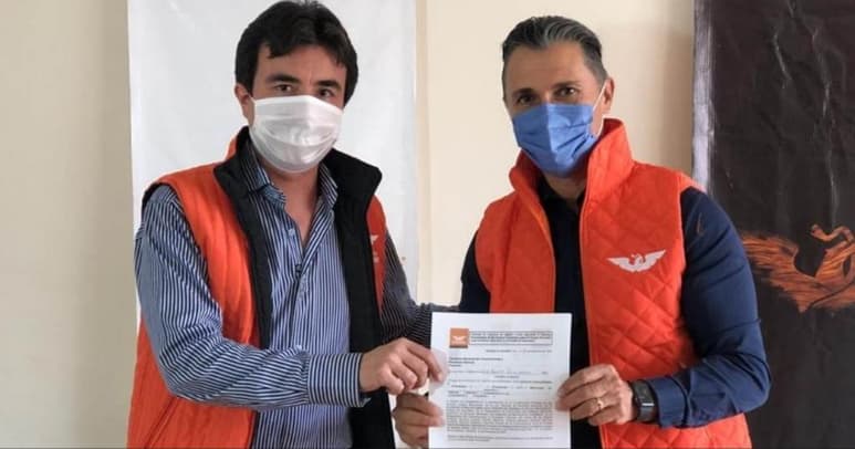 Esta será la segunda ocasión que el exfutbolista compita electoralmente para buscar ser alcalde del municipio de Querétaro, pues en la pasada elección encabezó una alianza de Morena, Partido Encuentro Social y Partido del Trabajo y se quedó a cerca de mil 500 votos de obtener el triunfo.
(ESPECIAL)