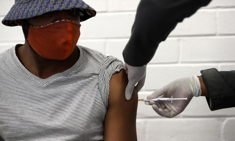 La Unión Africana aseguró el suministro de cerca de 300 millones de dosis de la vacuna contra el coronavirus en lo que representa el mayor acuerdo de este tipo hasta ahora para el continente, informó el martes un funcionario. (ARCHIVO)