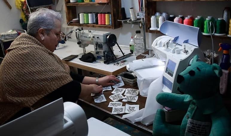Eréndira Guerrero calcula que ha elaborado cerca de 200 osos para familias que desean tener un recuerdo de sus seres queridos que fallecieron por COVID-19 (AP)