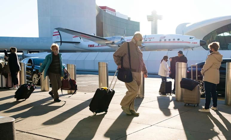 El gobierno de Estados Unidos requerirá a todos los viajeros internacionales una prueba negativa de COVID-19 antes poder abordar un vuelo con destino a ese país. (ESPECIAL)