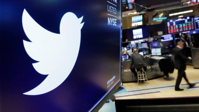 Desde que la red social suspendió de manera definitiva la cuenta de Donald Trump la semana pasada, sus acciones no han dejado de caer en Wall Street (ESPECIAL)