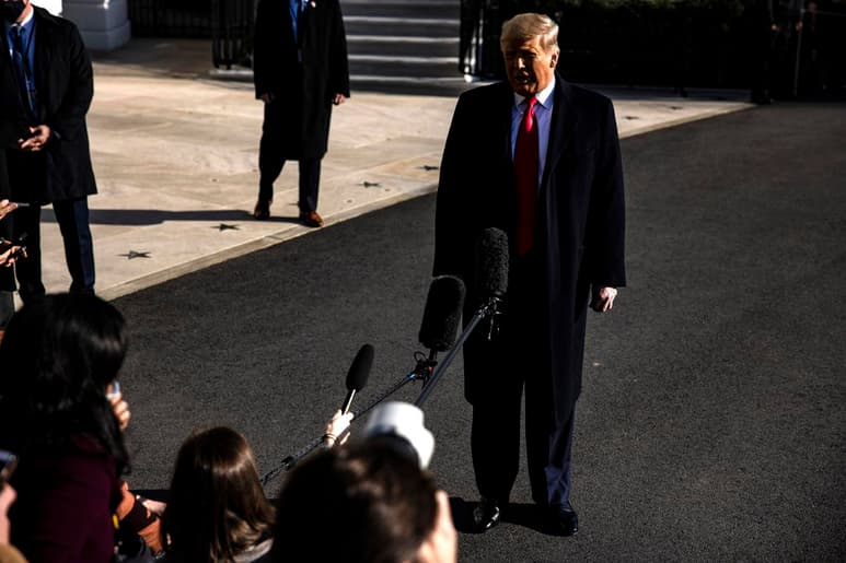El presidente saliente de EUA, Donald Trump, pronosticó este martes una 'calamidad absoluta' para la seguridad y la salud pública del país si el mandatario electo, Joe Biden, revierte sus políticas migratorias y no sigue construyendo el muro con México. (ESPECIAL)
