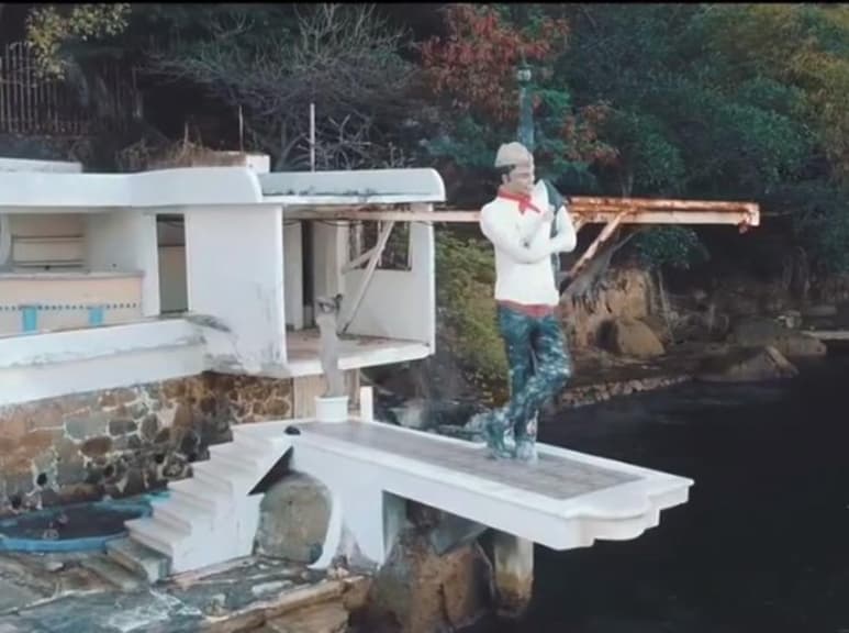 Hace unos dias unos tiktokers irrumpieron en la mansión abandonada de Luis Miguel para ver cómo vivía, ahora otro grupo de jóvenes irrumpieron en la casa que Mario Moreno 'Cantinflas' tenía en el puerto guerrerense y el estado en el que se encuentra la propiedad es peor a comparación del cantante de 'La incondicional'. (Especial)