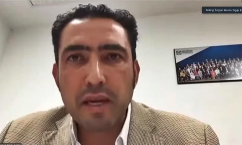 El presidente de la Segunda Comisión de la Comisión Permanente del Congreso de la Unión, el panista Miguel Alonso Riggs, reveló que su desesperación por sacar adelante a una de sus primas enferma de COVID, y quien se debatía entre la vida y la muerte, 'contrabandeó' de Estados Unidos cinco ampolletas del medicamento antiviral Remdesivir para salvarle la vida. (ESPECIAL)