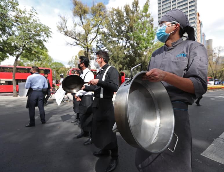 Los restaurantes mexicanos se encuentran en una situación límite y volvieron a insistir este martes en la necesidad de reabrir para mantener con vida sus negocios, cerrados de nuevo desde el pasado 19 de diciembre para atajar el avance de la COVID-19. (EFE)