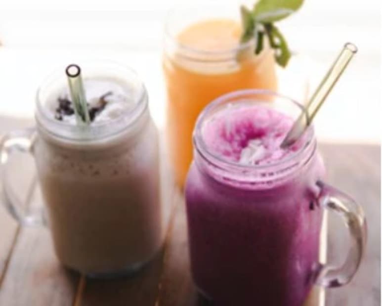 Los jugos son una práctica opción para incluir vitaminas y minerales necesarios en tu alimentación; sin embargo, recuerda que concentran más azúcares y no sustituyen por completo los beneficios que comer una fruta o vegetal entero te brinda. (Especial)