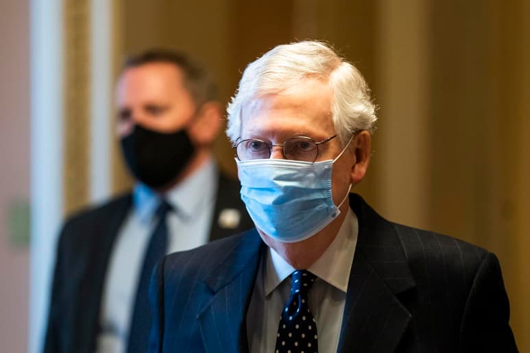 El líder republicano del Senado de EUA, Mitch McConnell, se mostró satisfecho por un posible juicio político contra el presidente del país, Donald Trump, que está siendo promovido por los demócratas como consecuencia del asalto al Capitolio del pasado miércoles, según revelaron personas cercanas al político al New York Times. (ESPECIAL)