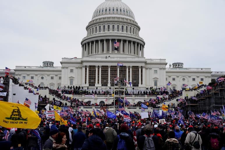 El próximo 20 de enero Joe Biden tomará protesta para convertirse en el nuevo presidente de los Estados Unidos. Sin embargo, luego de las manifestaciones violentas en el Capitolio cuando se anunció su triunfo, las plataformas digitales temen nuevos disturbios y están tomando acciones. (ESPECIAL)