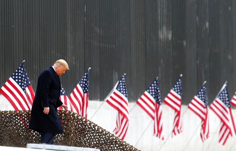 Donald Trump hizo este martes su última visita como presidente de EUA al muro en la frontera con México, una promesa electoral que ha cumplido solo a medias, y recuperó su discurso antiinmigrante para intentar convencer a su sucesor de no cambiar por completo su política sobre asilo. (ESPECIAL)