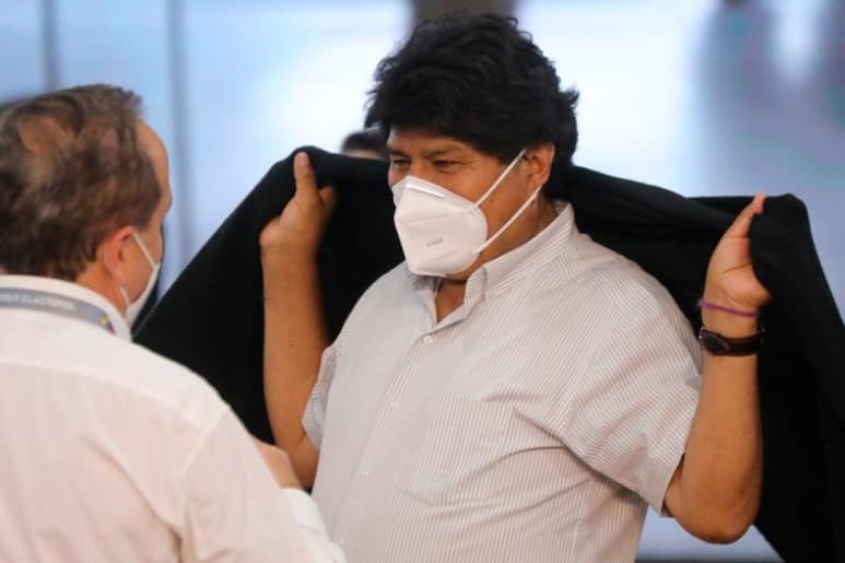 El expresidente de Bolivia Evo Morales está bajo cuidados médicos tras conocerse este martes que dio positivo a la COVID-19, aunque inicialmente se confundió uno de sus síntomas con un resfriado. (ESPECIAL)