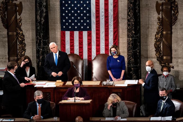 La Cámara de Representantes de Estados Unidos, dominada por los demócratas, aprobó este martes una resolución en la que insta al vicepresidente Mike Pence y al gabinete a invocar la Enmienda 25 de la Constitución para destituir al mandatario, Donald Trump, pese a que el funcionario descartó esa posibilidad. (ARCHIVO)