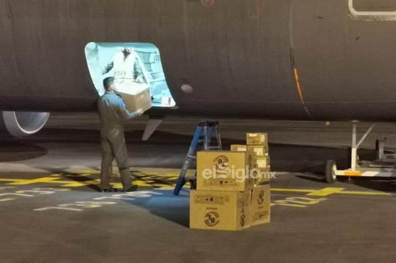 Por disposición del Gobierno federal, esta noche aterrizó un nuevo cargamento de vacunas contra el COVID-19 al Aeropuerto Internacional Francisco Sarabia de Torreón. (ANGÉLICA SANDOVAL)