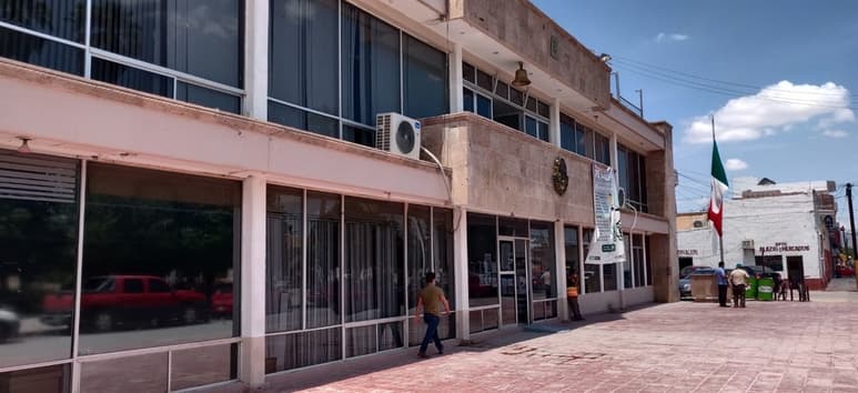 Algunas personas se congregaron en la plaza del ejido 20 de Noviembre para denunciar las presuntas irregularidades en la asignación de los programas sociales. (EL SIGLO DE TORREÓN)