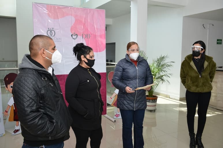 La alcaldesa de Gómez Palacio, Marina Vitela, realizó una visita al DIF para ver la manera en la que se realizan los trámites.