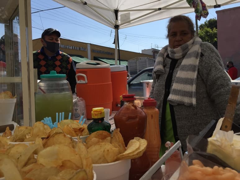 Doña Claudia se instala todos los días en la Plaza Principal de Ciudad Lerdo, ayer no fue la excepción pese a las bajas temperaturas.