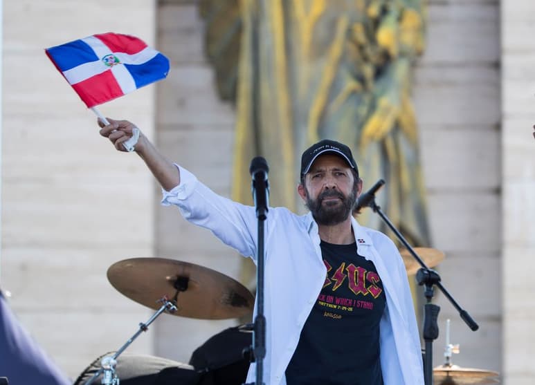 Promoción. El cantante difunde de manera virtual su disco de nombre Privé.