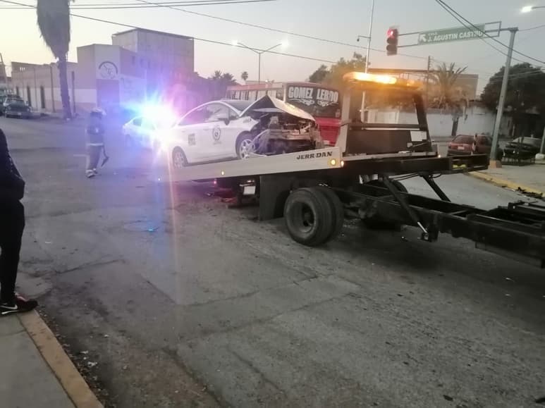 Tras el fuerte choque, el taxi acabó completamente destrozado del frente; y la camioneta, con daños en el costado derecho, misma que derrapó varios metros. (EL SIGLO DE TORREÓN)