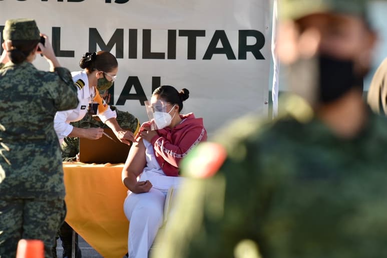 Para los hospitales reconvertidos del Seguro Social se destinaron 8 mil 750 vacunas.