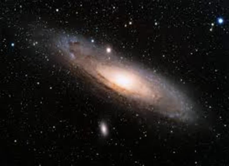 Astrónomos en el observatorio de Atacama, en el Norte de Chile, han conseguido captar por primera vez el comienzo del fin de una galaxia lejana que les permitirá replantearse cómo las galaxias dejan de dar vida a nuevas estrellas. (ESPECIAL)