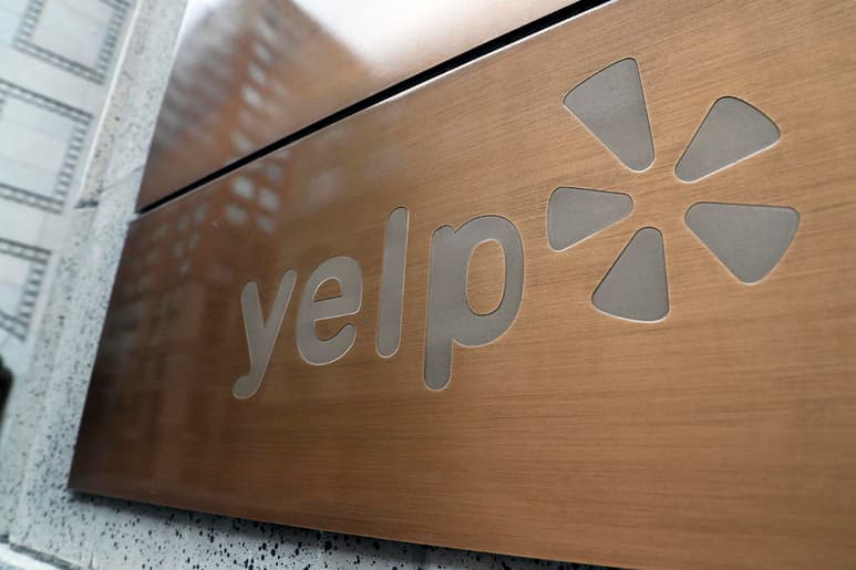 Con la intención de que las personas puedan asistir a restaurantes sintiéndose más seguras, la plataforma de reseñas de comercios locales, Yelp acaba de agregar una Sección COVID-19 en su aplicación para que las personas puedan compartir y calificar qué tanto los establecimientos siguen los protocolos. (ARCHIVO)