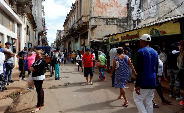 Cuba superó este miércoles los 500 casos diarios de coronavirus al registrar 550 positivos, la cifra más alta desde que comenzó la pandemia, y se prepara para endurecer las restricciones en varias provincias, entre ellas La Habana. (ARCHIVO)