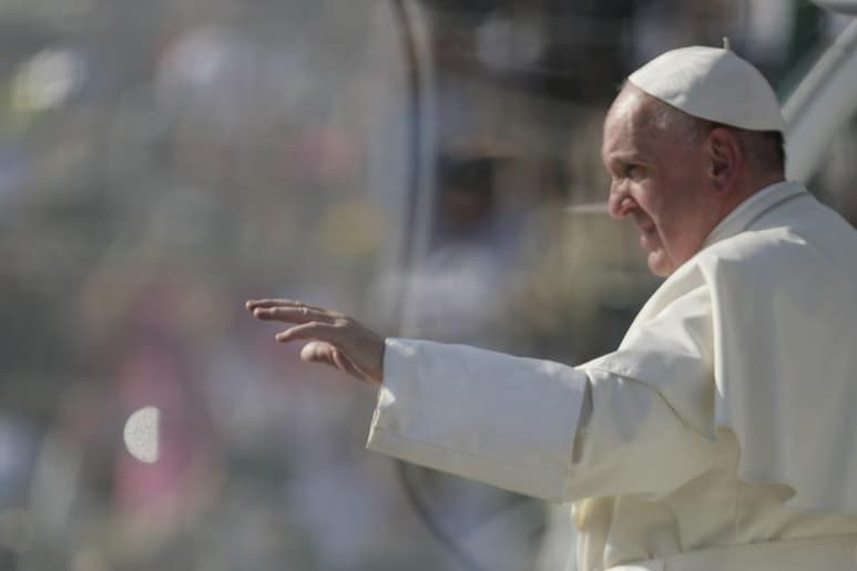 El papa Francisco, de 84 años, fue vacunado hoy contra el coronavirus, en el primer día en el que el Estado del Vaticano comenzó su campaña de vacunación entre sus habitantes y empleados, informa el periódico argentino 'La Nación'. (ARCHIVO)