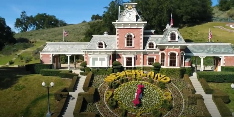 En más de 11 mil metros se hizo realidad el sueño de fantasía del cantante Michael Jackson, quien creó su propio 'País de Nunca Jamás', como en la historia de Peter Pan, personaje que Jackson idolatraba. (ESPECIAL)