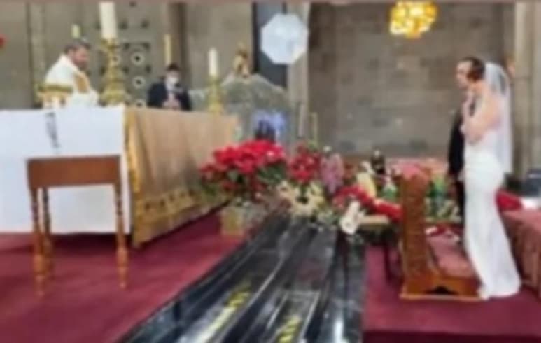 Pese a no estar permitidos los eventos religiosos públicos en este semáforo rojo, la directora del Fondo Mixto de Promoción Turística de la Ciudad de México, Paola Félix, contrajo ayer matrimonio con Jorge Rizo Oñate, en la iglesia San Agustín, Polanco. (Especial) 