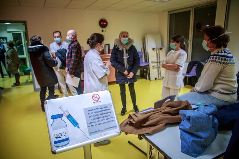 Francia registró este miércoles 23,852 positivos por coronavirus en las últimas 24 horas y 232 muertes en hospitales, lo que eleva a 2.83 millones el número de casos y a 69,031 el de fallecimientos desde el inicio de la pandemia. (ARCHIVO)