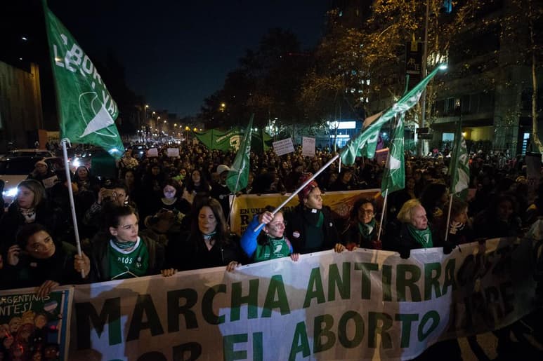 El Congreso de Chile inició este miércoles la discusión de un proyecto para despenalizar el aborto dentro de las primeras 14 semanas, que fue presentado en 2018 y al que se opone frontalmente el Gobierno del conservador Sebastián Piñera. (ARCHIVO)