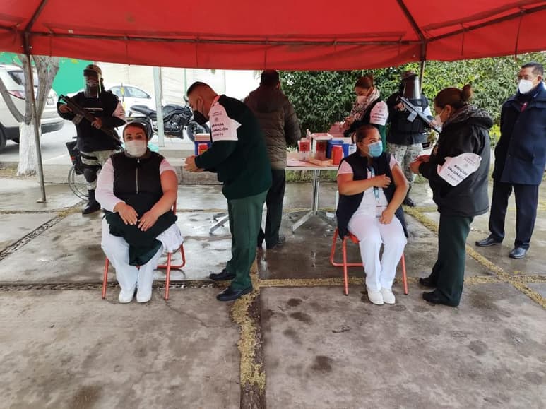 Se prevé terminar con la inmunización para el personal de salud y, posteriormente, iniciar con la vacunación a adultos mayores.
(EL SIGLO DE TORREÓN)