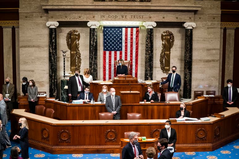 La Cámara de Representantes votó hoy, por 232 votos a favor –incluyendo 10 republicanos- y 197 en contra iniciar un juicio político contra el presidente de Estados Unidos, Donald Trump, por su papel en la irrupción violenta en el Capitolio, el pasado 6 de enero. (ESPECIAL)