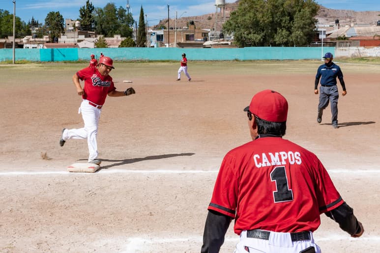 Continúan las acciones sobre el diamante en la Liga de Beisbol de Veteranos “Juan Navarrete Sánchez”, que el próximo domingo 17 de enero disputará la segunda jornada de su naciente temporada que fue nombrada “Juan Manuel “Niño” Sánchez – Adolfo “Dandy” de la Torre”, en honor a quienes fueran extraordinarios peloteros. (EL SIGLO DE TORREÓN)
