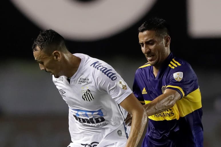 El Santos goleó este miércoles por 3-0 al Boca Juniors en el partido de vuelta de las semifinales de la Copa Libertadores y avanzó a la final que disputará el 30 de enero en Río de Janeiro con otro brasileño, el Palmeiras, que un día antes eliminó al River Plate. (ESPECIAL)