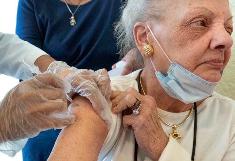 Florida fue uno de los primeros estados en autorizar que el público en general de 65 años o más pueda vacunarse contra el coronavirus, lo que derivó en rumores de que turistas y viajeros de un día estaban arribando solamente para recibir la inyección. Las autoridades estatales se han apresurado a rechazar esas versiones. (AGENCIAS)