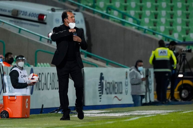 Para Juan Reynoso, enfrentarse al Puebla tan temprano en el Guardianes 2021, puede ser contraproducente para él. El entrenador del Cruz Azul, apenas un mes después de dejar a la Franja, volverá a encontrarse con sus exjugadores y staff, en el Estadio Azteca. (ESPECIAL)