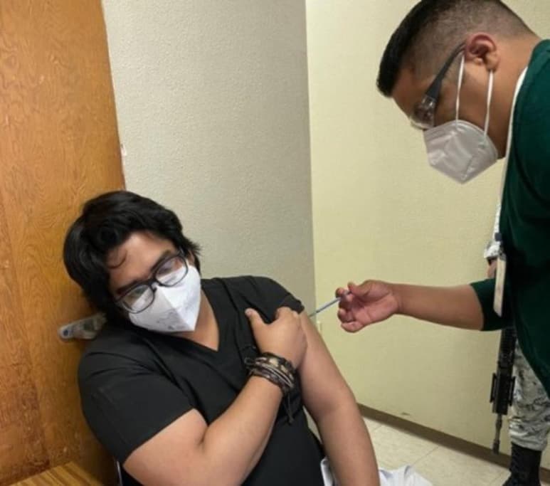 Un total de 14 mil 625 dosis de la vacuna COVID-19 comenzaron a aplicarse en el estado de Chihuahua a personal de la salud, para quienes han estado al frente de la batalla con hasta 10 muertos en un turno laboral, la aplicación fue más que un medicamento, una dosis de felicidad, relatan. Así lo describe Sergio Iván Cervantes Sandoval, especialista de Urgencias Médicas Quirúrgicas de 30 años de edad, quien trabaja en el Hospital General de Zona 35 del IMSS en Ciudad Juárez. (EL UNIVERSAL)
