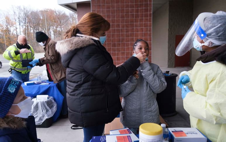 Estados Unidos alcanzó este miércoles un acumulado de 23,047,409 casos de COVID-19 y 384,277 fallecimientos, en momentos en que la pandemia no da tregua, según el recuento independiente de la Universidad Johns Hopkins. (AGENCIAS / EFE)