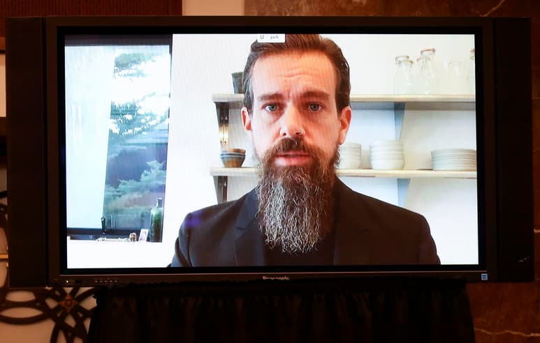 El director general de Twitter Jack Dorsey rompió el miércoles el silencio con una serie de publicaciones en la plataforma en las que defendió la decisión de su compañía de cancelar la cuenta del presidente Donald Trump, aunque advirtió que se podría establecer un peligroso precedente. (ARCHIVO)