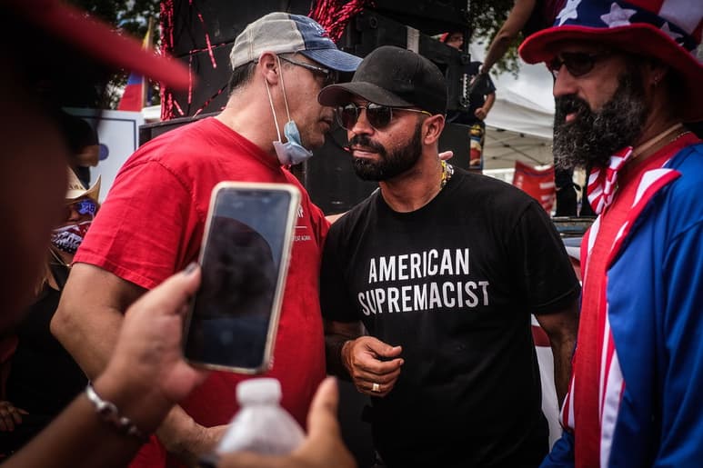 El líder de Proud Boys (c) dijo que el FBI lo está usando. (ARCHIVO)