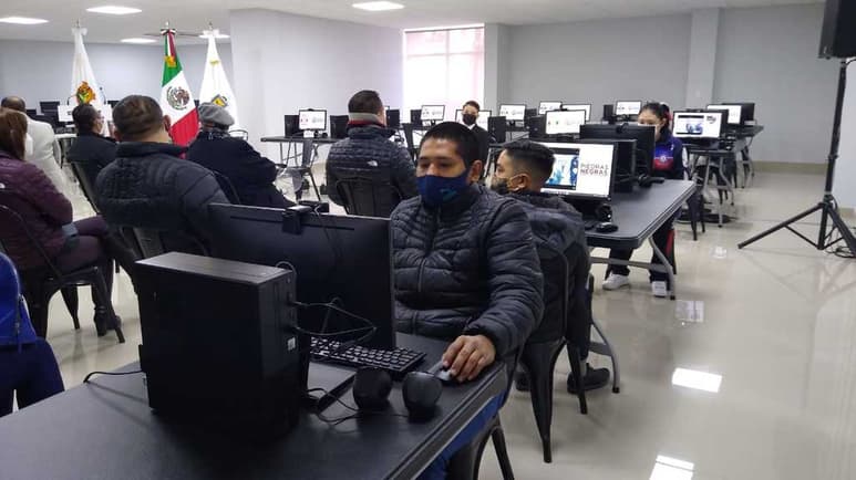 Se donaron cien equipos de cómputo para centros comunitarios de Piedras Negras en apoyo a los estudiantes.