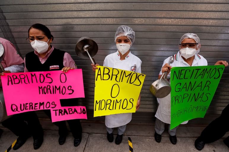 Los restaurantes son uno de los sectores más afectados de la economía en la Ciudad de México. Trabajadores de restaurantes protestan para solicitar al Gobierno que se les permita el ingreso de comensales a sus establecimientos ante la crisis económica provocada por la emergencia sanitaria de la COVID-19. (EL SIGLO DE TORREÓN)