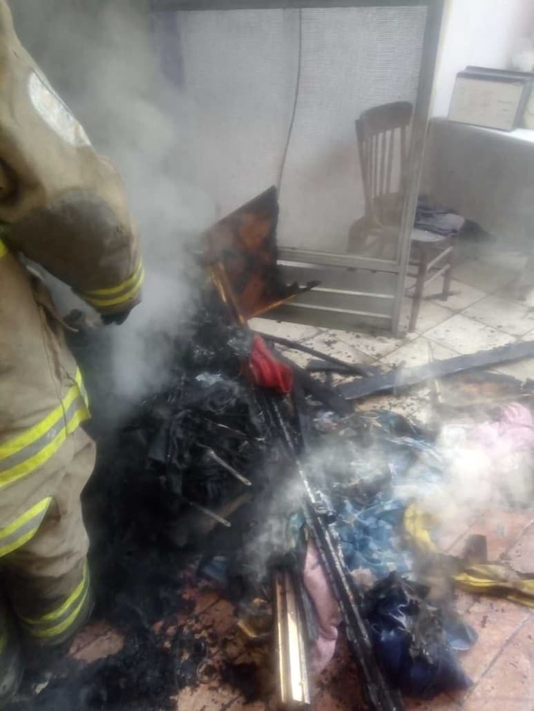 Los elementos de prevención, auxilio y rescate comenzaron con las labores para sofocar el fuego, que ya había consumido un colchón, ropa diversa y algunos muebles.